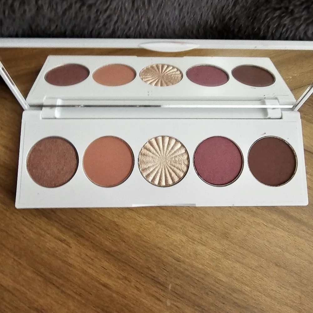 OFRA Signature Eyeshadow Palette in SYMPHONY